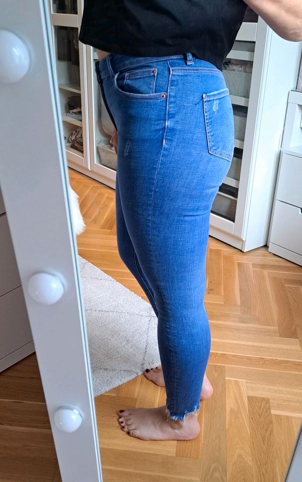 Jeans, leuchtendes Blau, Skinny, Gr. 40 in Leipzig