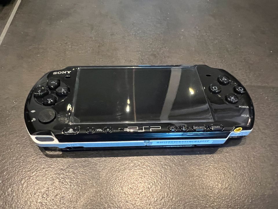 PSP 3004 mit 5 Spielen, Zubehör und neuer Akku - TOP-Zustand in Monheim am Rhein