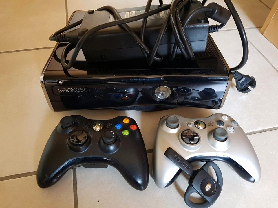Xbox 360  250 gb inkl. 2 Controllern Headset 2 Mikrofone Zubehör in Hagen