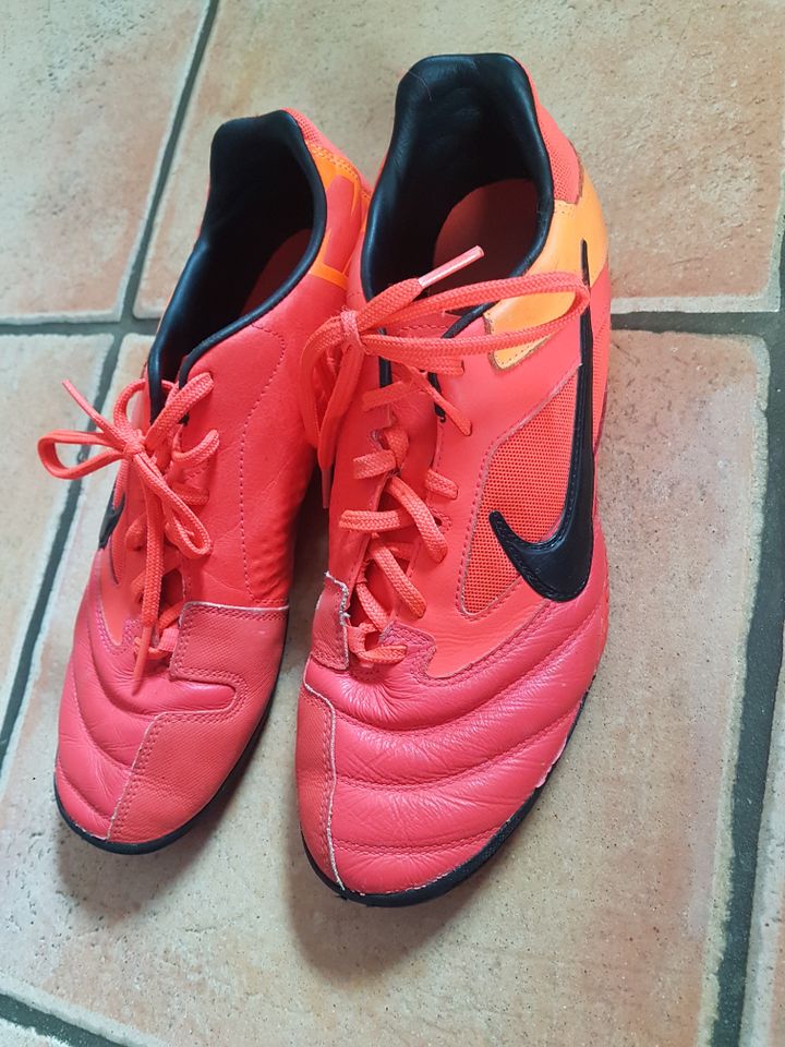 Nike Fußballschuhe  Halle+Draußen Set Gr 42,5 in Karlshuld