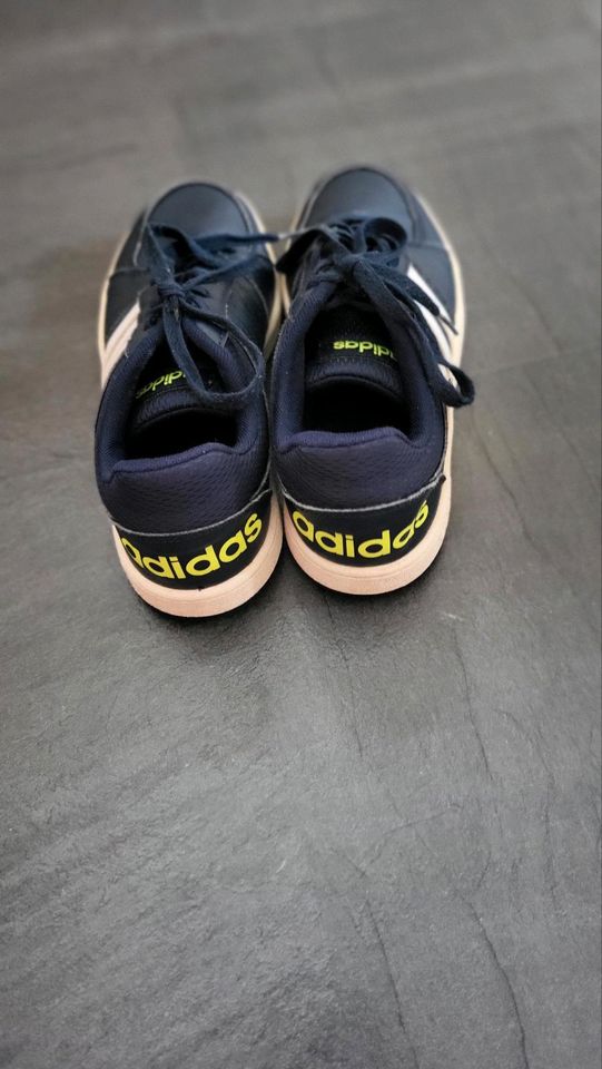 ADIDAS Sneaker, dunkelblau, getragen in Bad Herrenalb