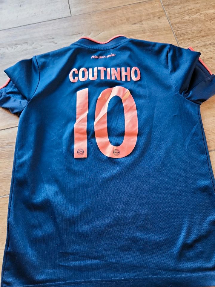 Fc Bayern München Trikot Set Gr. 152 Nr. 11 Coutinho mit Hose in Nohfelden