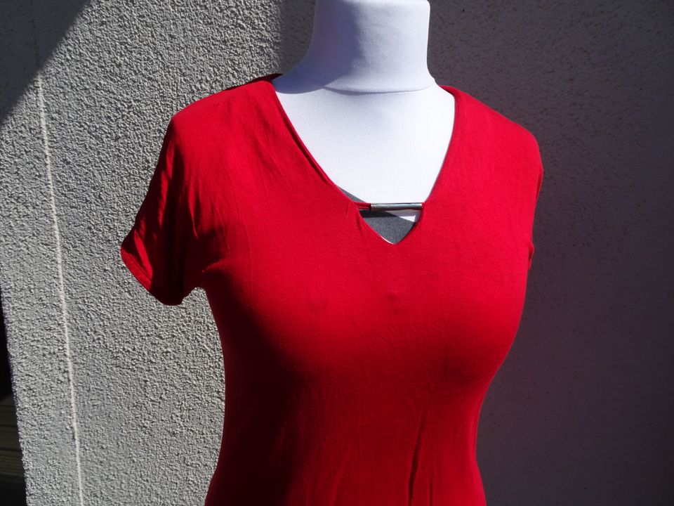 rotes T-Shirt von Orsay mit Ausschnitt, silber Dekoelement, M in Dresden