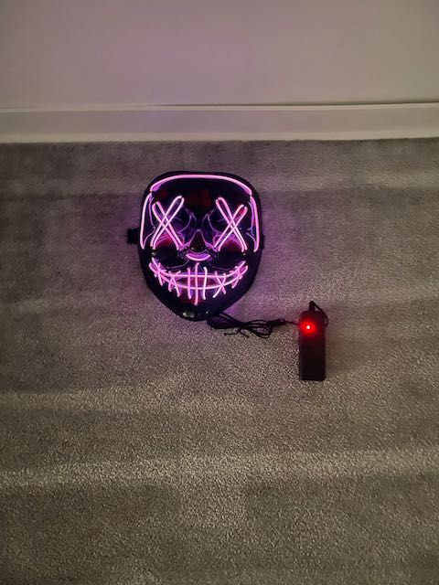 NEU Maske The Purge LED lila pink Halloween JGA Karneval blinken in Gernsheim 