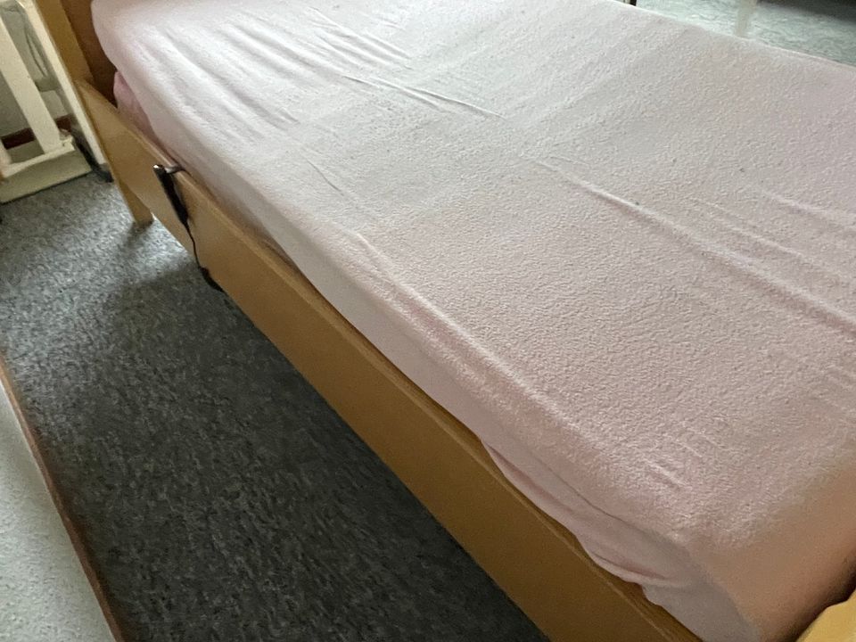 Bett Krankenbett Pflegebett Seniorenbett Lattenrost elektrisch in Lüdenscheid