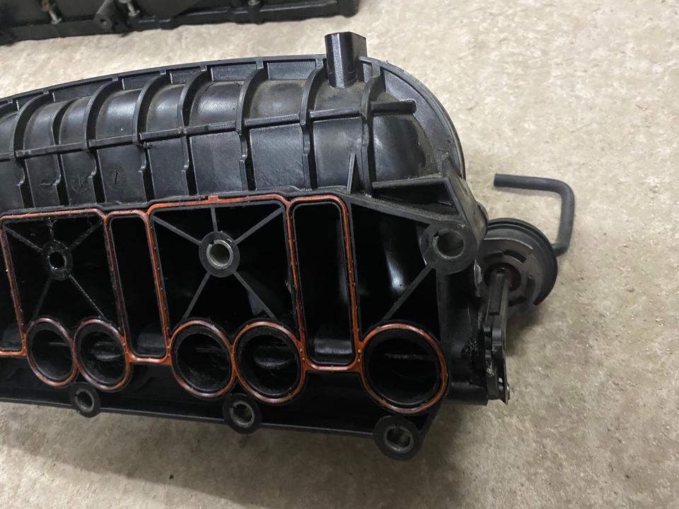 VW Audi Saugstutzen Saugrohr Luftzufuhr Motor Ansaugbrücke in Lüdenscheid