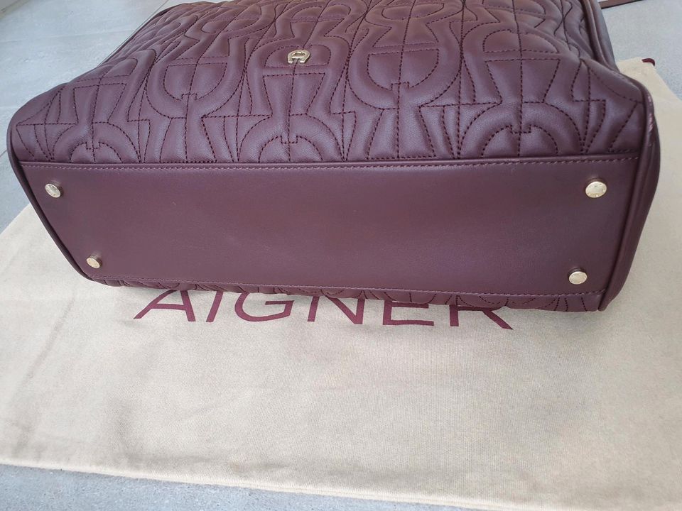 Aigner Tasche burgundy NEUWERTIG in Lübbecke 