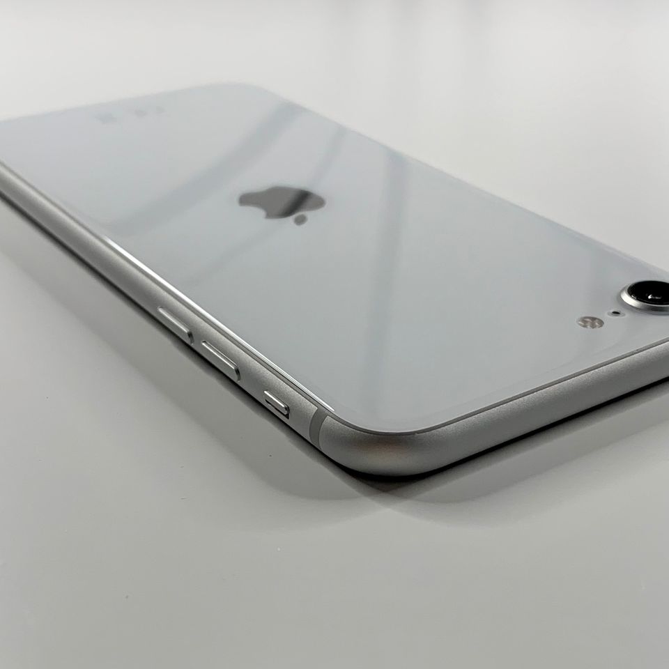 Apple iPhone SE 2020 64GB Silber weiß Top Zustand Garantie in Bamberg