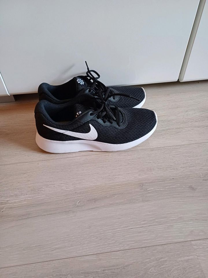 Nike Schuhe Damen in Walting