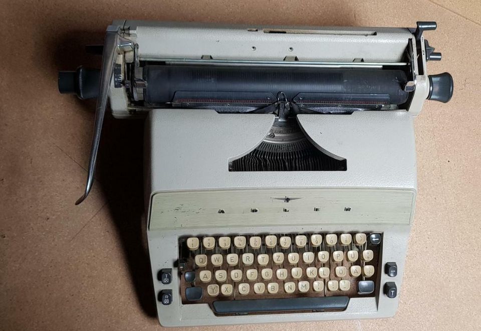 Schreibmaschine Triumph Adler  intakt mechanisch generalüberholt in Schwanewede