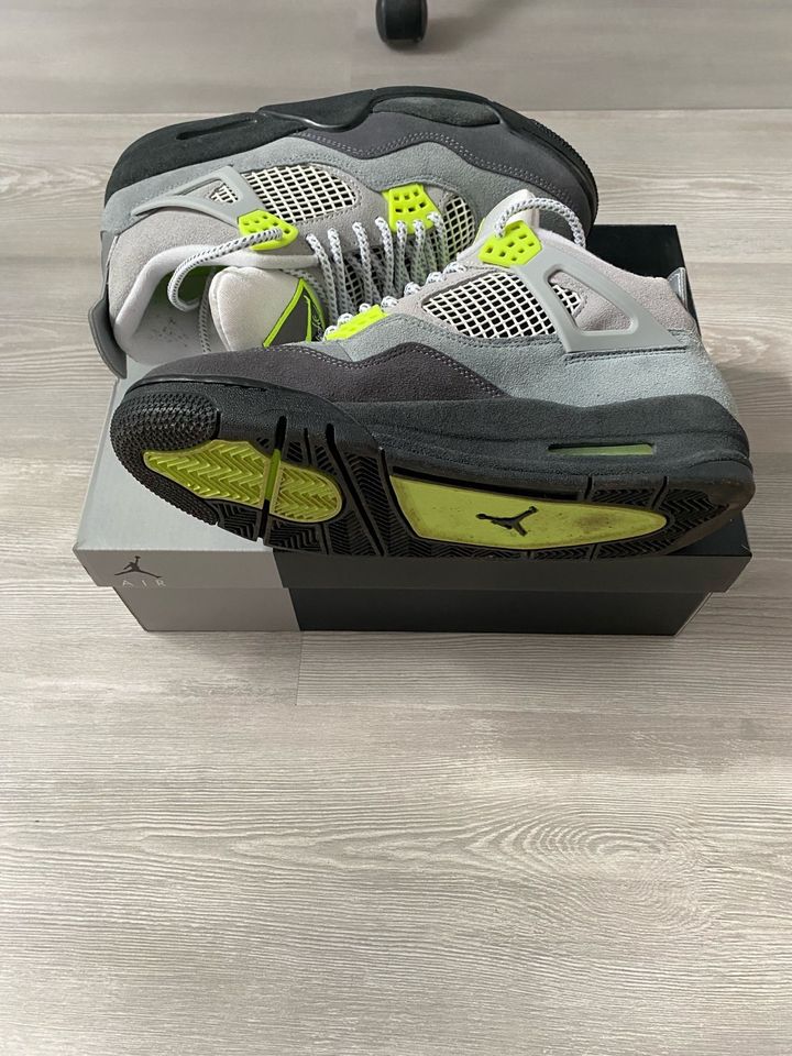 Nike Air Jordan 4 Retro / SE 95 Neon in Pfungstadt