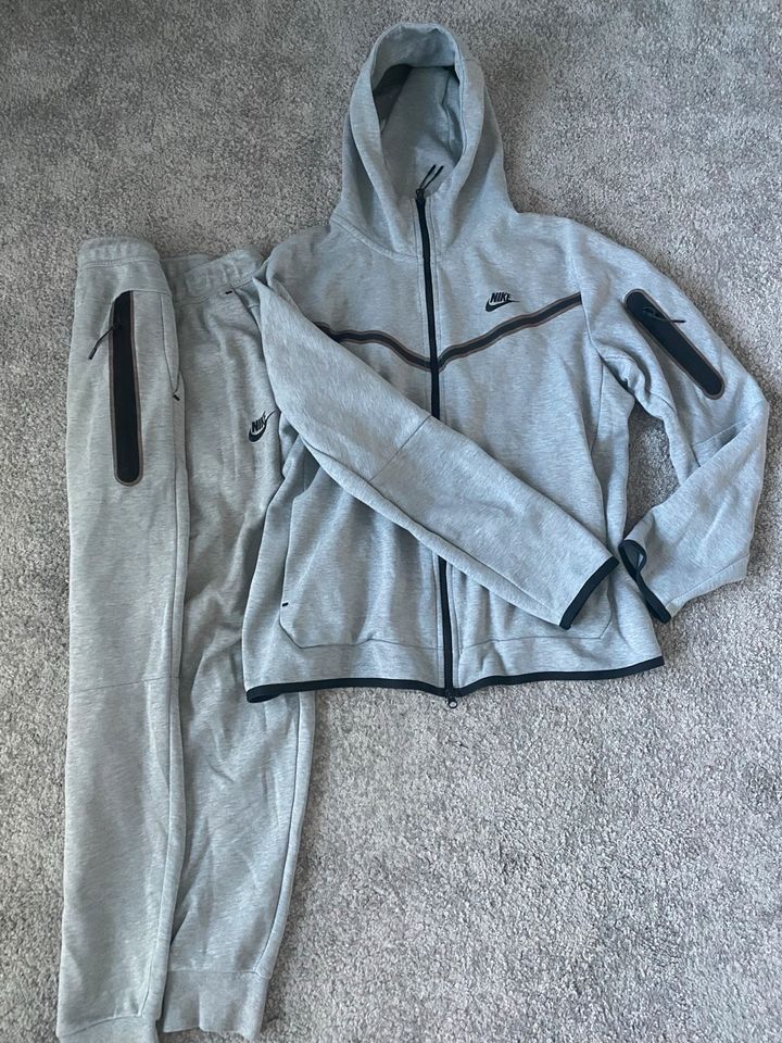 Nike Tech Fleece Grau M in Bad König