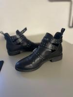 Stiefel mit Nieten Größe 39 von Only in schwarz Hessen - Kassel Vorschau