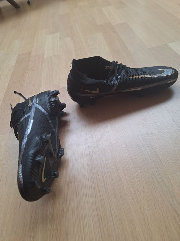 Fußballschuhe Nike Phantom mit Stollen Größe US 10,5 in Wiesbaden