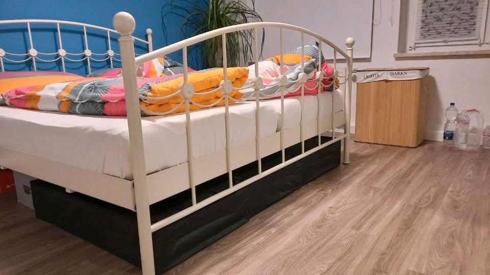 Wunderschönes Designerbett weiß in Stahl Top 1,80×2Meter in Klingenberg (Sachsen)