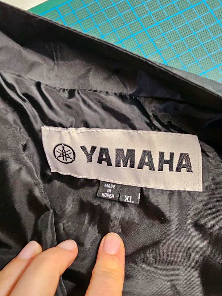 Yamaha Regenjacke in Engen