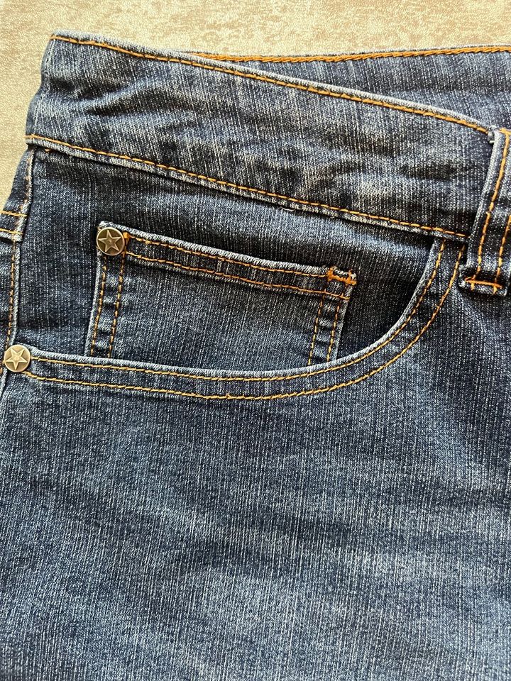 Kurze Jeans mit Aufschlag in Balingen