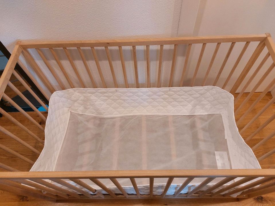 Gitterbett Babybett Sniglar Ikea 60x120 mit Matratze und Nestchen in Nördlingen