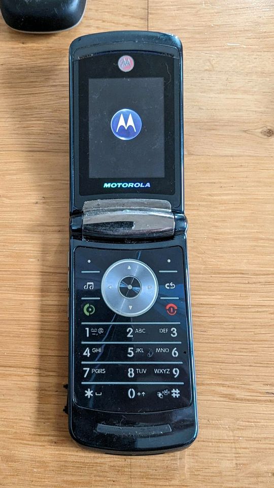 Motorola Razr V8 Handy, mit Ladegerät in Köln