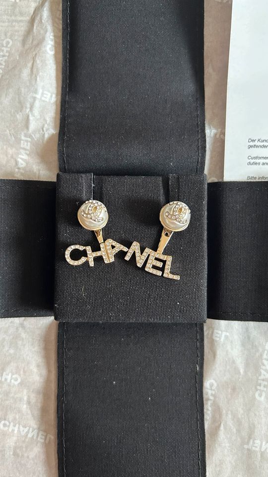 CHANEL CHA NEL Logo Ohrringe mit CC Logo Pearlen in Berlin