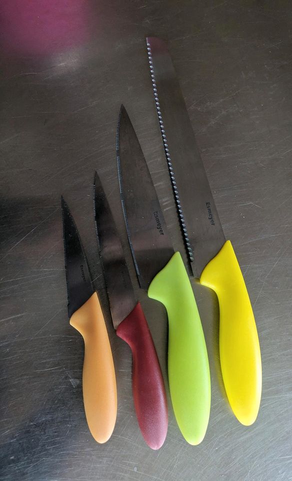 Messerblock mit verschiedenen Messern in Harxheim