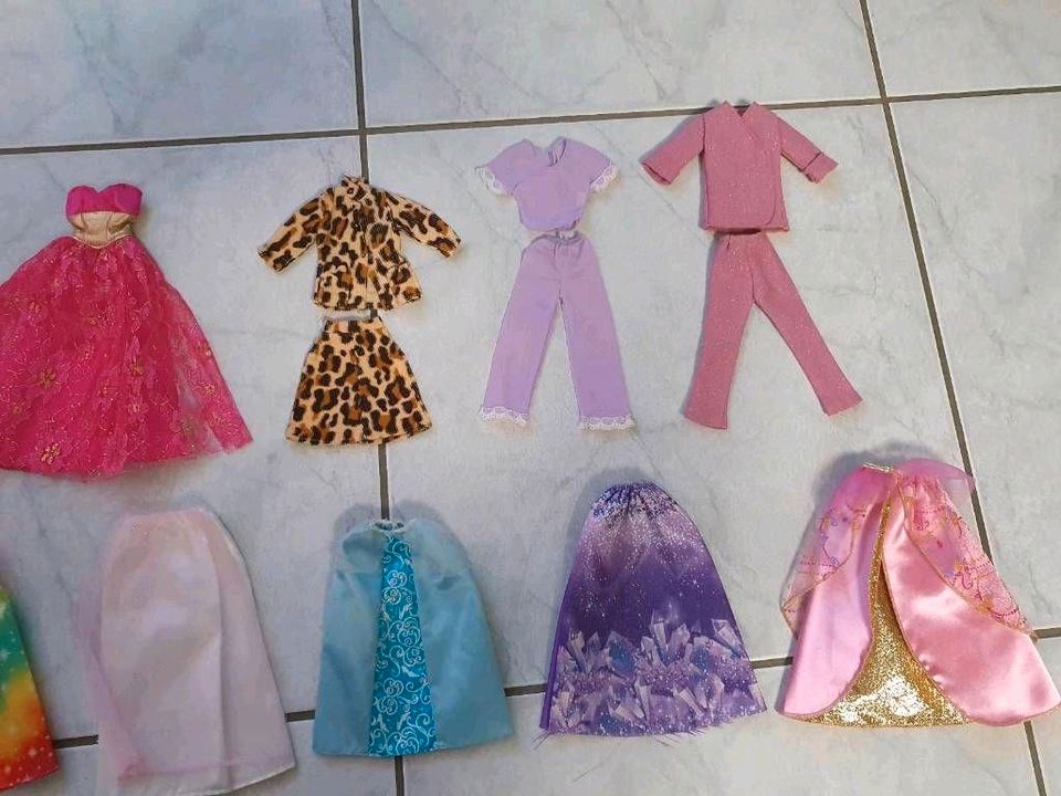 Barbie & Co Puppen Kleidung Pyjama Rock Hose Kleid Oberteile in Velen