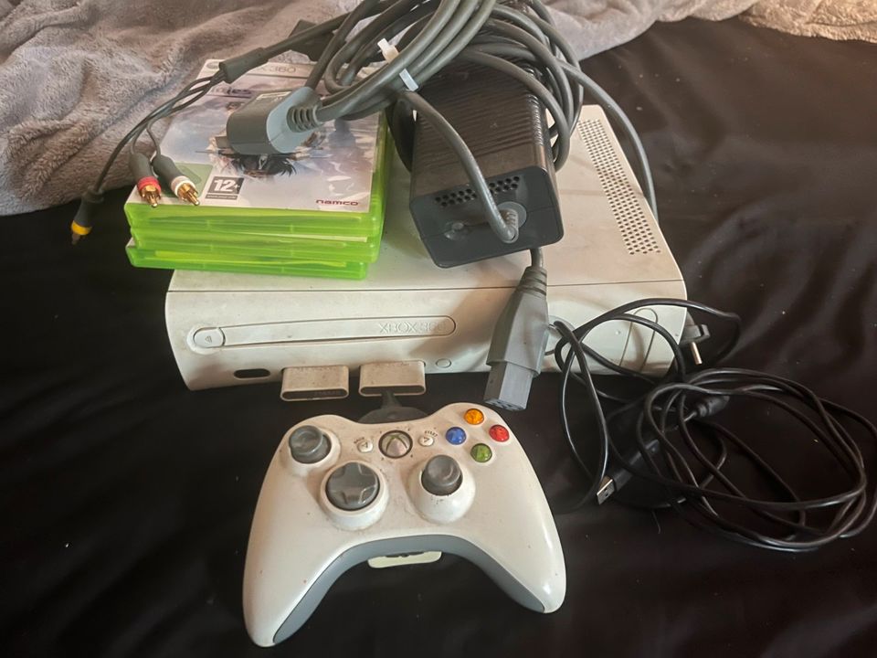 XBox 360 mit 3 Spielen und Controller in Aachen