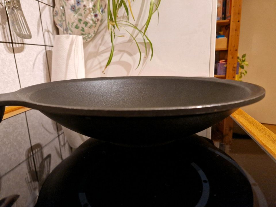 Großer Wok mit Holzgriff aus Aluminium 29 cm in Düsseldorf