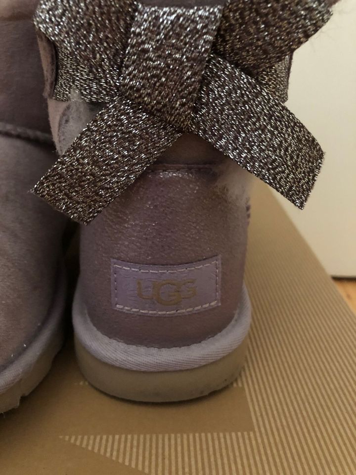 Top UGG Boots Flieder Gr 37 in Bielefeld