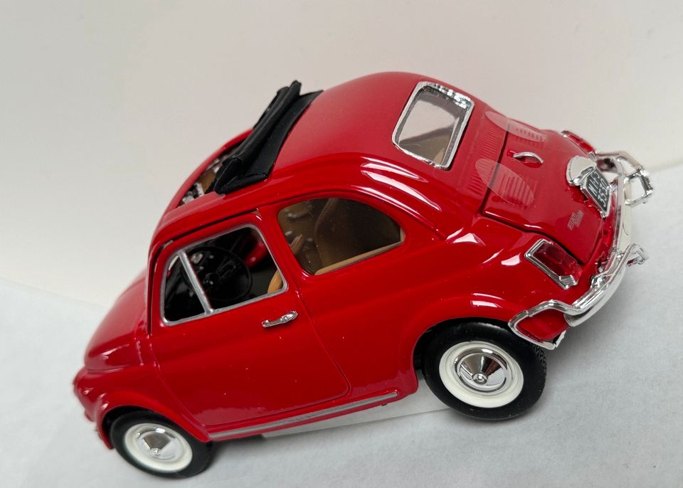 Bburago Fiat 500L 1:24 in Rot in Bielefeld