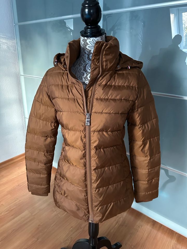 Tommy Hilfiger Daunenjacke Jacke Winterjacke cognac/braun S in Bayern -  Schwebheim | eBay Kleinanzeigen ist jetzt Kleinanzeigen