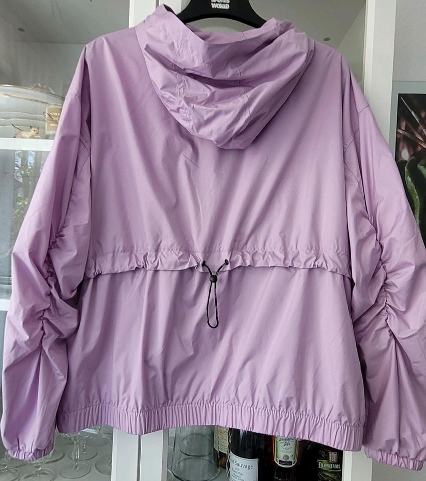 Windbreaker von DKNY mit Kapuze in violett  PERFORMANCE L (40) in Mainz