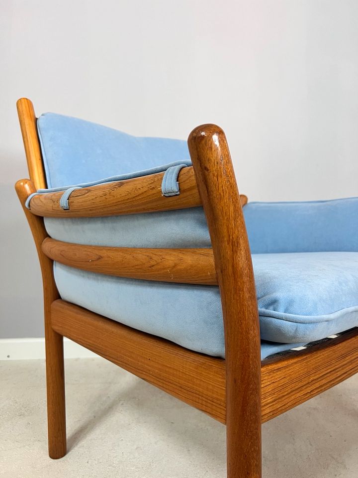 Teak Vollholz Sessel mit Armlehnen Illum Wikkelso Designersessel Holzsessel Polster hellblau babyblau Mid Century Design Dänemark Vintage 60er Jahre in Berlin