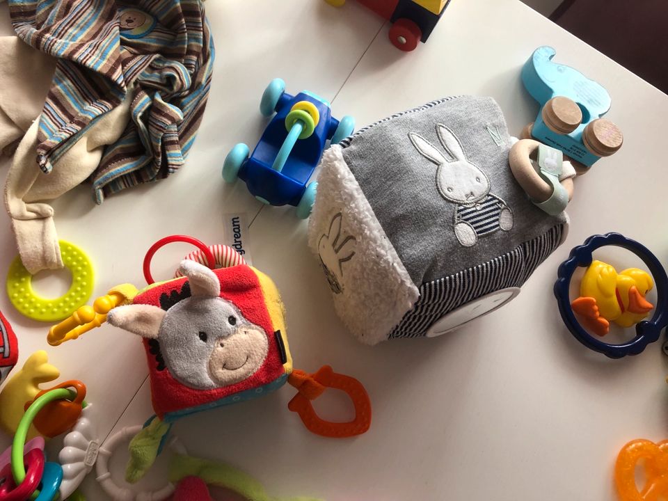 Baby Spielzeug OBALL Schmusetücher Wagenkette Beißring Rassel Hol in Niederdorfelden
