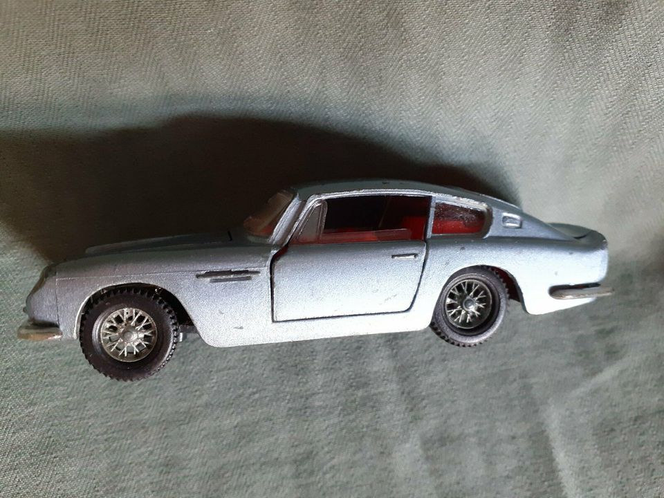 Aston Martin DB 6 , Dinky GB , silberblaumet, , orig. 60er Jahre in Wallerfangen