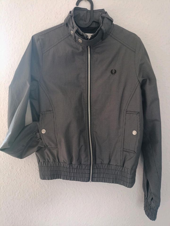 Neu Fred Perry Damen Jacke grau Gr. 36 in Düsseldorf