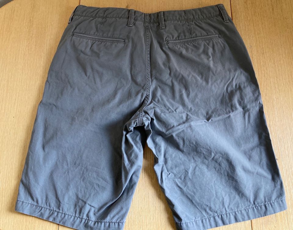 GAP Herren Bermuda Short grau Gr. W34 in Rückersdorf