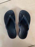 dunkelblaue echte Crocs Flip Flop Badelatschen Größe 38 Hessen - Eschborn Vorschau