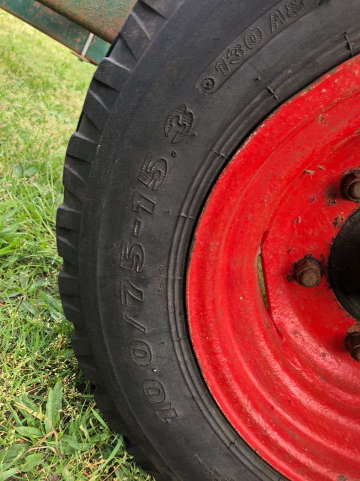 Langholz- LADEKRAN und -Anhänger für Traktor in Himbergen