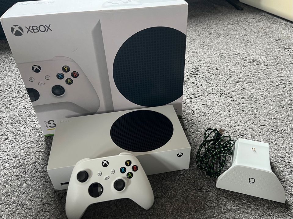 Xbox Series S + Zubehör in Balve