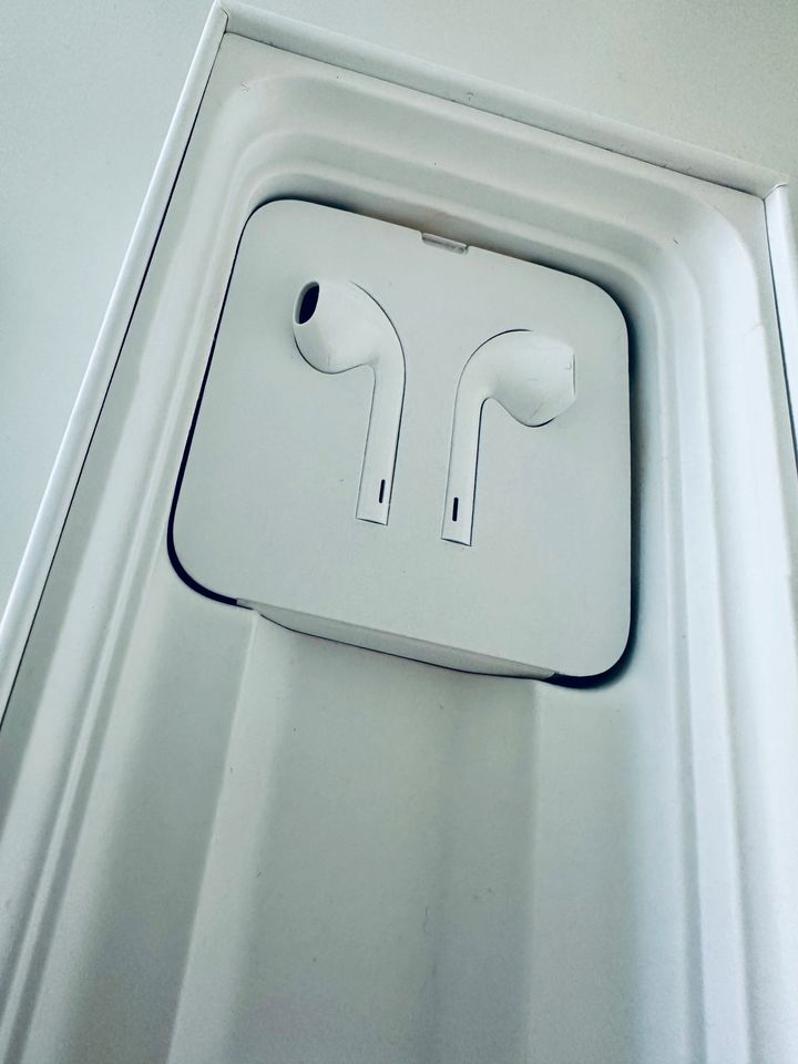 iPhone 11 Box, Verpackung mit Kopfhörer in Obertrubach