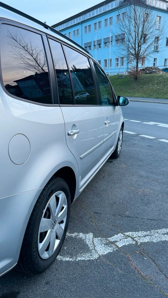 VW Touran 1,6 TDI TÜV bis 04/26 SHZ,NAVI,PDC VIELES MEHR in Amberg