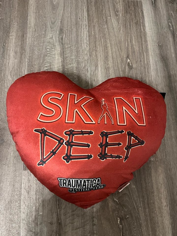 Traumatica Merch Skin Deep Kissen in Hanau