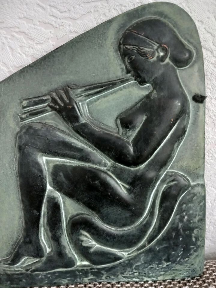 Die Flötenspielerin, Relief, griechisches Wandbild in Karlsruhe