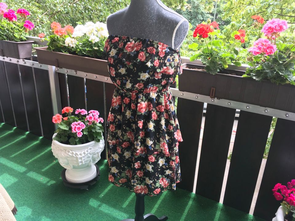 Duftiges Kleid schwarz mit Blumen Volants goldener Gürtel in München