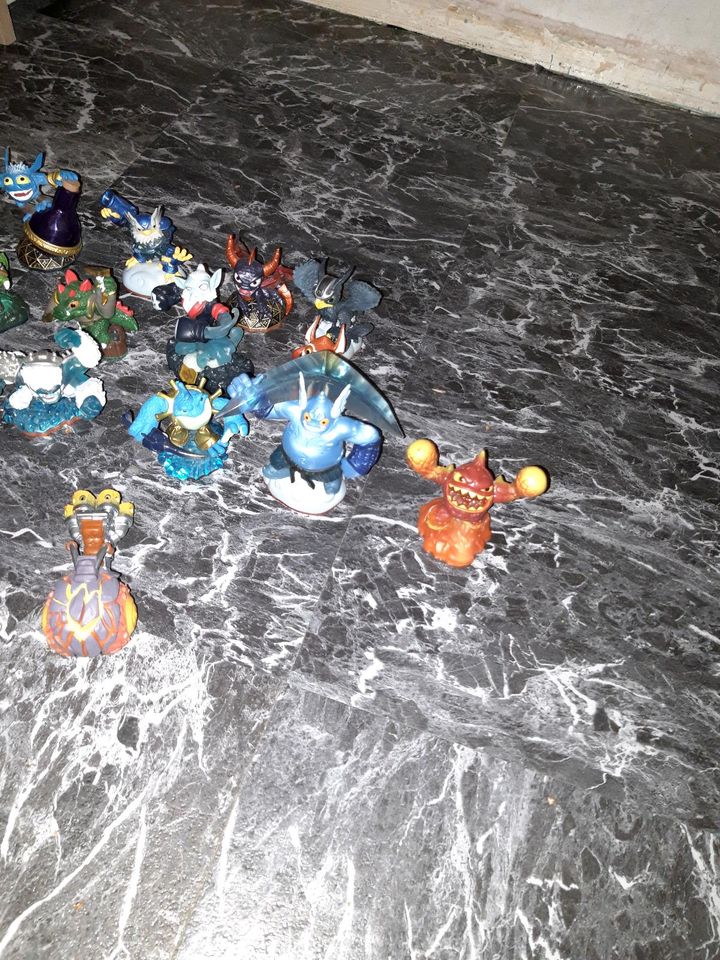 Skylander Figuren mit Fahrzeuge in Bremen