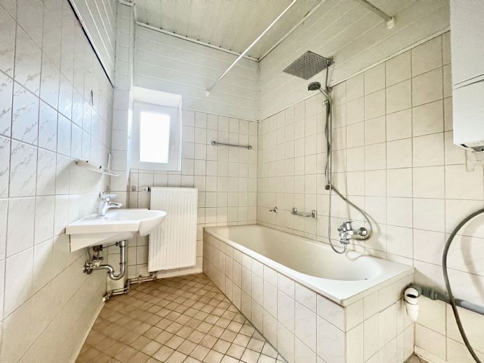 Direkt in St. Leonhard! Hübsche 4-Zimmer-Wohnung mit ca. 101 qm & Westbalkon im 2.Obergeschoss! Zentrale dennoch ruhige Lage in Nürnberg (Mittelfr)