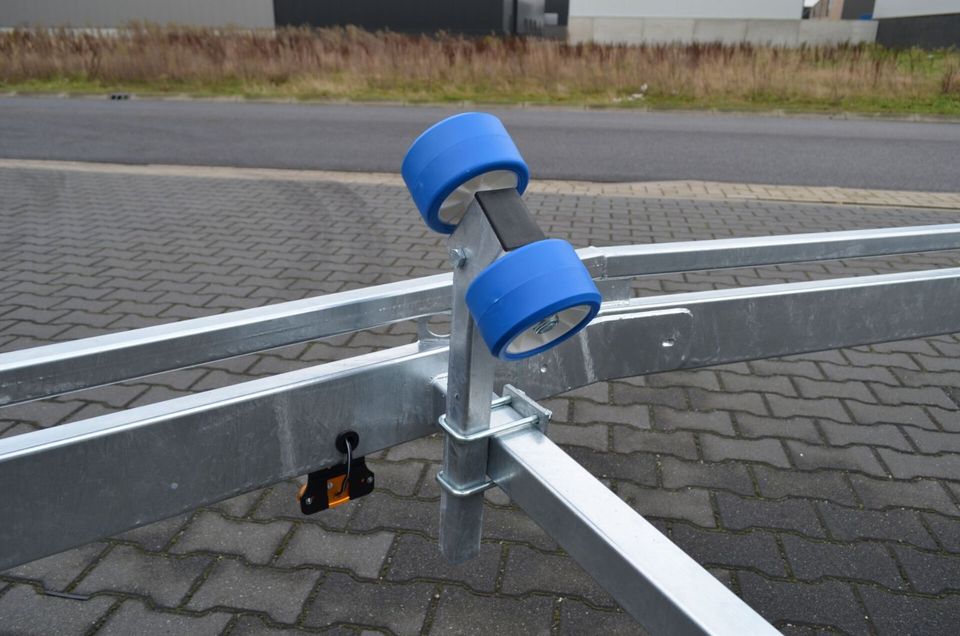 Vlemmix Bootsanhänger 6,3m 2700kg Trailer LED Winde Motorboot in Blankenheim