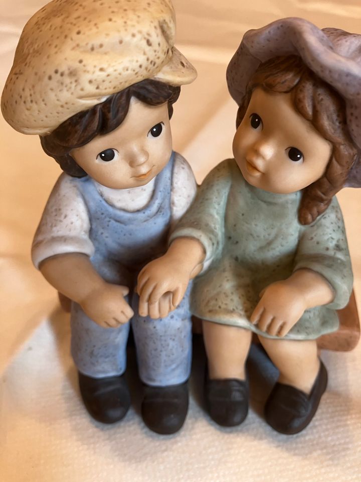Porzellan Figur Goebel Mädchen und Bub auf Bank (Paar) in Herzogenaurach