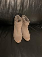 Neuwertige originale UGG Stiefel Gr. 40 in Taube echt Leder Nordrhein-Westfalen - Velbert Vorschau